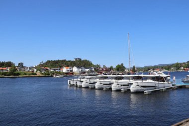 Norveç, Porsgrunn 'da bir nehirde tekneler