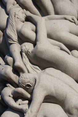 Norveç, Oslo 'daki Vigeland parkında bulunan bir tekerin ayrıntıları.