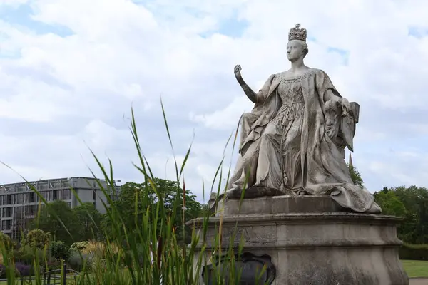 Kraliçe Victoria heykeli, Kensington Sarayı, Londra, İngiltere