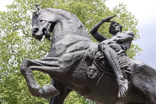 Kensington Sarayı yakınlarındaki Fiziksel Enerji Heykeli, Londra, İngiltere