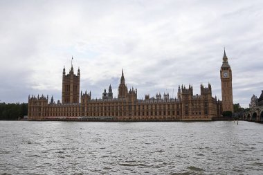 Nehrin karşısındaki Westminster Sarayı, Londra, İngiltere