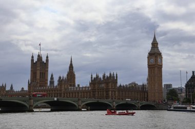 Nehrin karşısındaki Westminster Sarayı, Londra, İngiltere