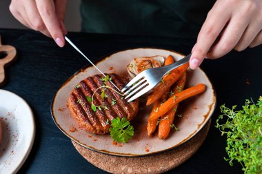 Kadın eli ızgara bitkisel et burgeri, vejetaryen etsiz sağlıklı yiyecekten öğle yemeği..