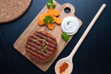 Izgara vejetaryen et tabanlı havuç ve soğan, sebzesiz sağlıklı besin..