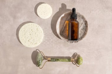 C vitamini, retinol ya da aromatik yağ, cilt bakımı içeren yüz serumu içeren tekerlekli masaj aleti..