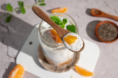 Tahta kaşık, vejetaryen pudingi ya da camda yoğurt, sağlıklı kahvaltı, üst manzara..