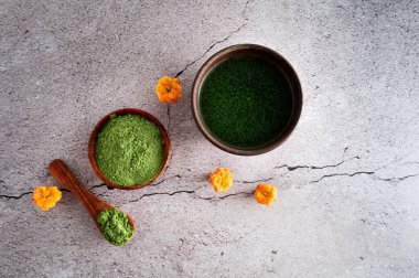 Genç arpa otu ve klorella spirulina ya da yeşil kibrit, beton zeminde detoks süper yiyecek içeceği.