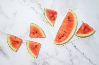 Misket masasına serpiştirilmiş sulu karpuz dilimleri..