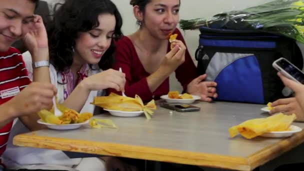 Tamales Lunch Bij Universitaire Cafetaria — Stockvideo