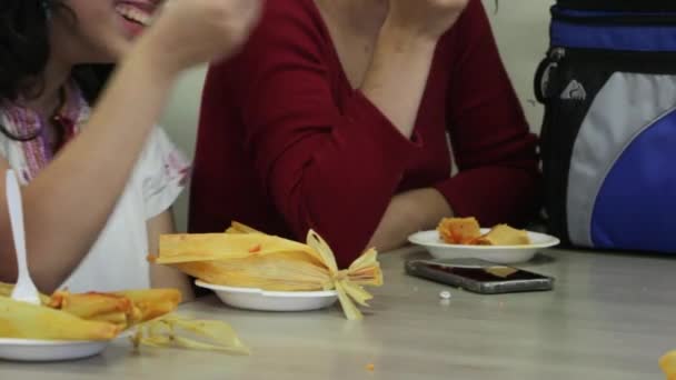 在大学食堂享用快乐的塔马莱斯午餐 — 图库视频影像