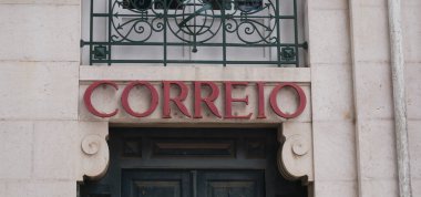 Yazılı Correio, Portekizce posta demek.