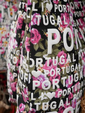 29 Haziran 2023-Sintra-Portekiz-Cotton çantalarında Portekiz yazıtları var.