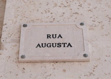 Lizbon 'daki Praca do Comercio' da Rua Augusta 'yı gösteren yol tabelasının ayrıntıları.,