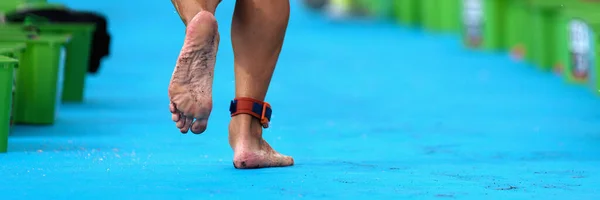 Aquathlon Der Wechselzone Ein Teilnehmer Läuft Die Laufschuhe Anzuziehen — Stockfoto