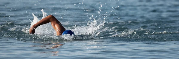 Triatleta Profissional Nadando Mar Aberto Nadador Triatlo Masculino Nadando Treinamento — Fotografia de Stock