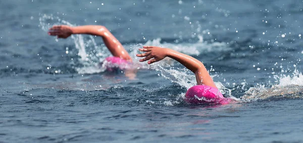 Κολυμβητές Του Τρίαθλου Ανεβάζουν Νερό Δύο Κολυμβητές Αγώνες Στο Τρίαθλο — Φωτογραφία Αρχείου