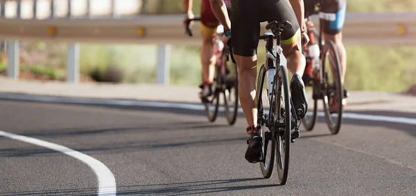 자전거 속도로 달리는 사이클 선수들 — 스톡 사진