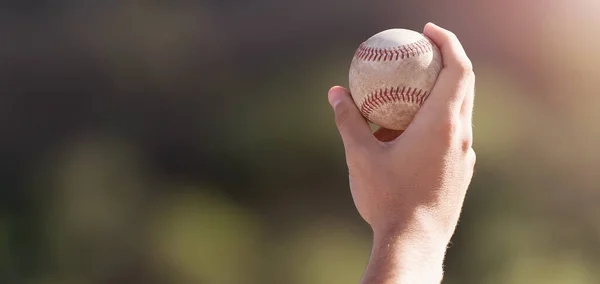 Чоловіча Рука Тримає Бейсбольний Фоновому Стадіоні — стокове фото