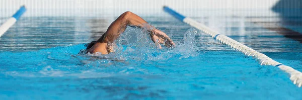 游泳运动员在游泳池小道上进行爬泳 游泳自由泳 铁人三项全能运动员训练 — 图库照片