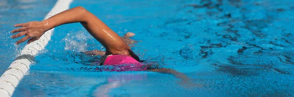 游泳女运动员在游泳池小道上进行爬泳 游泳自由泳 铁人三项全能运动员训练 — 图库照片