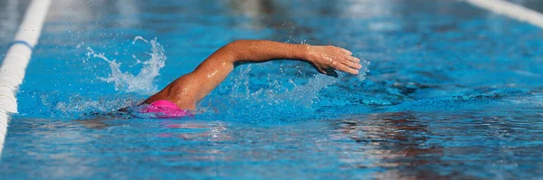 游泳运动员在游泳池小道上进行爬泳 游泳自由泳 铁人三项全能运动员训练 — 图库照片
