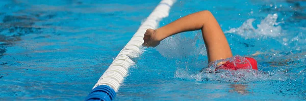游泳儿童运动员在游泳池小道上进行爬泳 儿童体育活动 — 图库照片