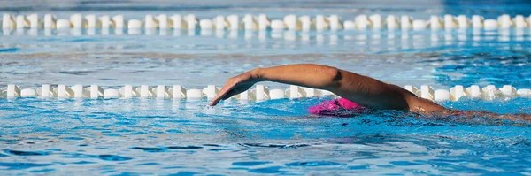 Κολυμβητική Αθλήτρια Που Κολυμπάει Λωρίδες Πισίνας Και Σέρνει Κολύμπα Ελεύθερα — Φωτογραφία Αρχείου
