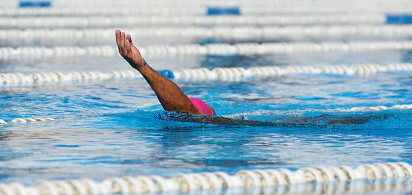 Άνθρωπος Κολυμβητής Κολυμπά Στην Πισίνα Ύπτιο Τεχνική Κολύμπι Κολυμβητής Μπλε — Φωτογραφία Αρχείου