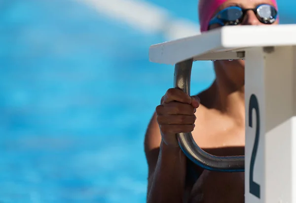 Θηλυκό Κολυμβητή Που Κρατιέται Από Την Εκκίνηση Προετοιμάζεται Κολυμπήσει Εστίαση — Φωτογραφία Αρχείου