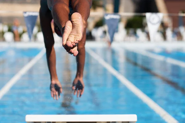 Αρσενικό Κολυμβητής Άλματα Από Μπλοκ Εκκίνησης Και Έναρξης Κολυμπά Πισίνα — Φωτογραφία Αρχείου