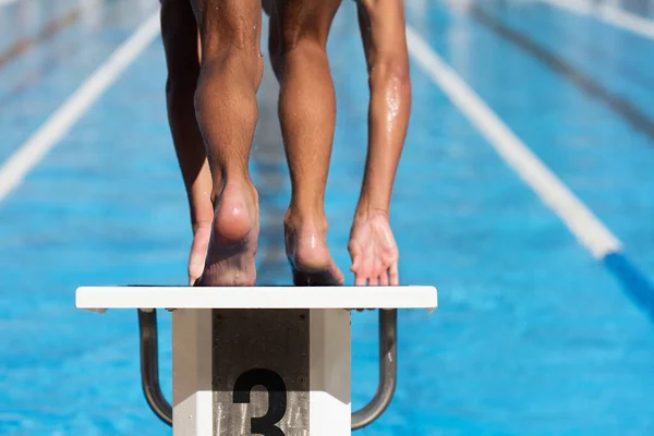 Schwimmer Niedriger Position Auf Startblock Schwimmbad — Stockfoto