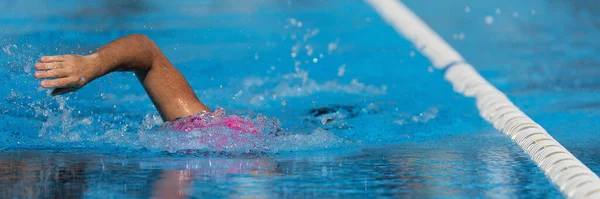 游泳儿童运动员在游泳池小道上进行爬泳 儿童体育活动 — 图库照片