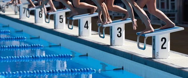 Κολυμβητές Στο Μπλοκ Εκκίνησης Μόνο Χέρια Και Πόδια Ορατά — Φωτογραφία Αρχείου