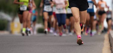 Şehir yolda, büyük grup koşucu çalıştıran maraton koşucu