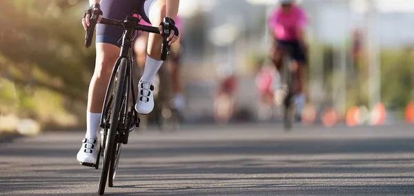 Ciclista Feminino Andar Bicicleta Corrida Competição Ciclismo Atletas Ciclistas Montando — Fotografia de Stock