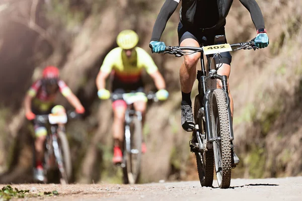Гірські Велосипедисти Катаються Велосипеді Сінглтрек Стежка Гонка Гірських Велосипедах — стокове фото