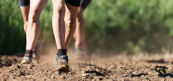 야외에서 건강을 운동하는 트레일 선수들은 달리는 신발을 작동시키는 모습을 — 스톡 사진