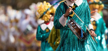 Karnaval müzik davul rengarenk giyimli müzisyenler tarafından oynanır