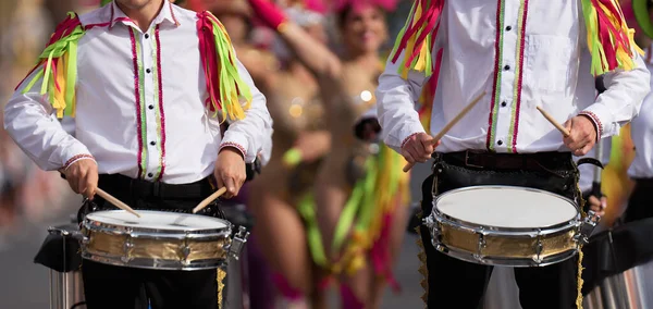 Καρναβάλι Μουσική Έπαιξε Στα Ντραμς Πολύχρωμα Ντυμένες Μουσικούς — Φωτογραφία Αρχείου