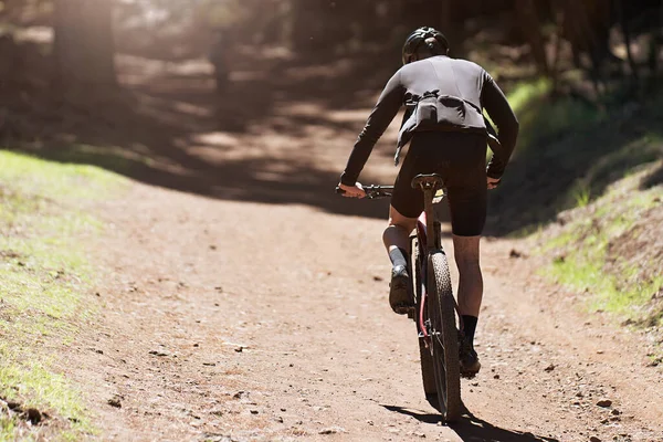 Гірський Велосипедний Чоловік Катається Велосипеді Літніх Горах Лісовий Пейзаж — стокове фото