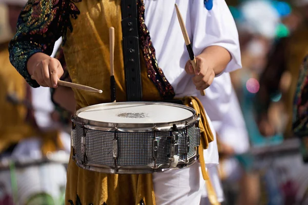 由穿着五颜六色的音乐家在鼓上演奏的狂欢节音乐 — 图库照片