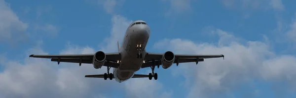 Beyaz Yolcu Uçağıyla Manzara Bulutlu Bir Günde Mavi Gökyüzünde Uçuyor — Stok fotoğraf