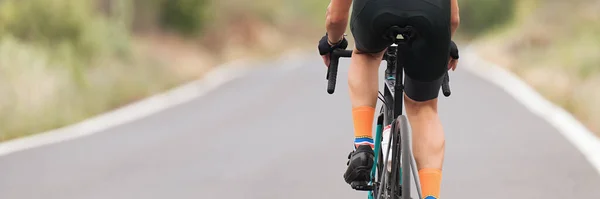 男性自転車レース自転車に乗る 田舎の夏の道路で男サイクリング トライアスロン又はサイクリング競技のトレーニング — ストック写真