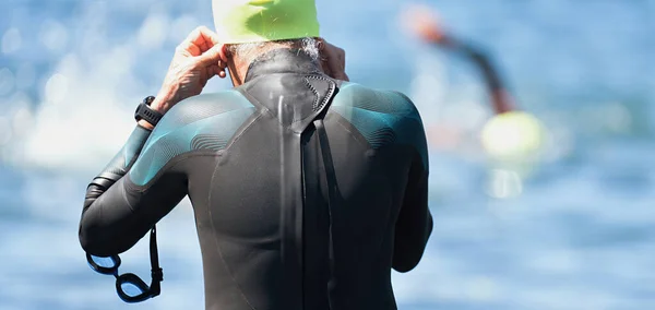 Senior Zwemmer Bereidt Zich Voor Training Zee Achtergrond Zwemmers Kruipen — Stockfoto