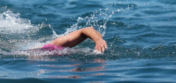 职业田径选手在海里游泳爬行 自由泳选手在海里爬行 在清澈的海水中游泳 露天游泳 — 图库照片