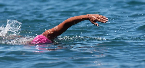 プロのトライアスリートの男は海でクロール水泳 海でフリースタイルクロール きれいな海の水で水泳の男 オープンウォータースイミング — ストック写真
