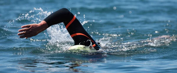 Profesyonel Triatloncu Dalgıç Kıyafetiyle Yüzüyor Okyanusta Sürünüyor Serbest Stil Okyanusta — Stok fotoğraf