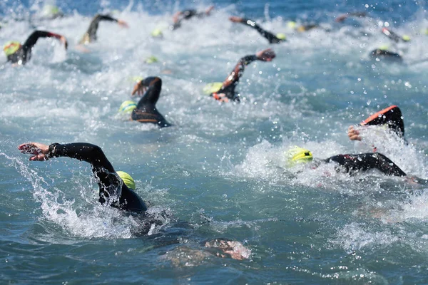 Плавание Спортсменов Соревнованиях Триатлону Море Пловцы Ползают Синему Морю Участвуют — стоковое фото