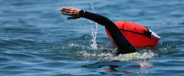 Długodystansowy Pływak Maratonu Akcji Pływanie Czystej Wodzie Oceanu Pływanie Otwartych — Zdjęcie stockowe
