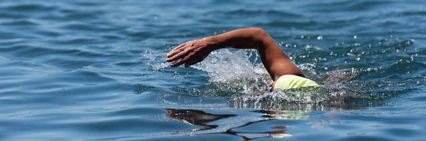 Triathlète Professionnel Homme Nageant Ramper Dans Océan Freestyle Ramper Dans — Photo
